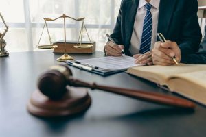 What Are The Factors To Consider When Selecting A Criminal Defense Lawyer?